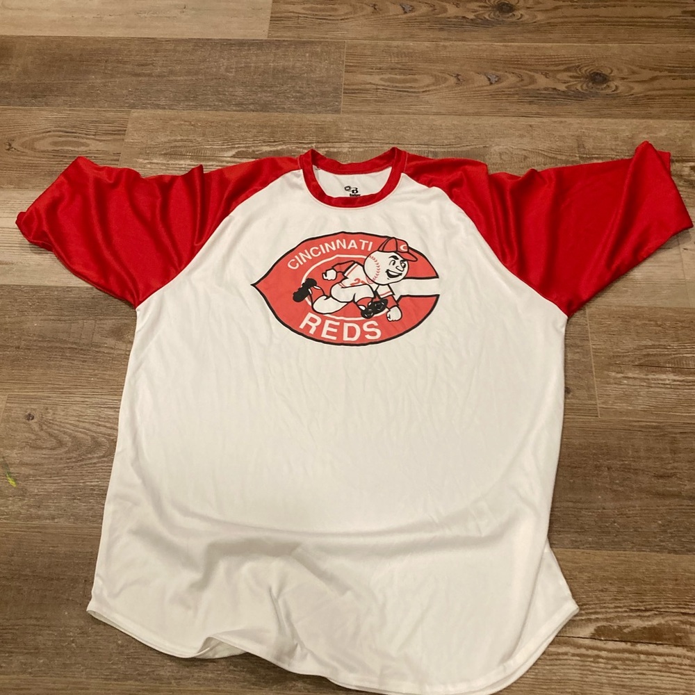 Cincinnati Reds V-neck T-shirt